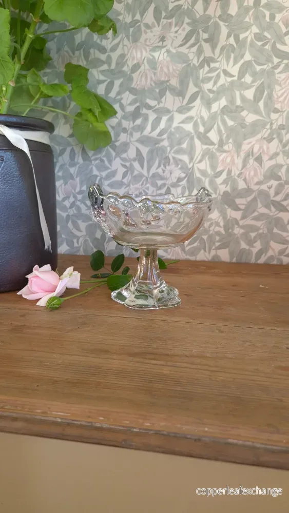 Glasskål på fot – vindruvsdekor