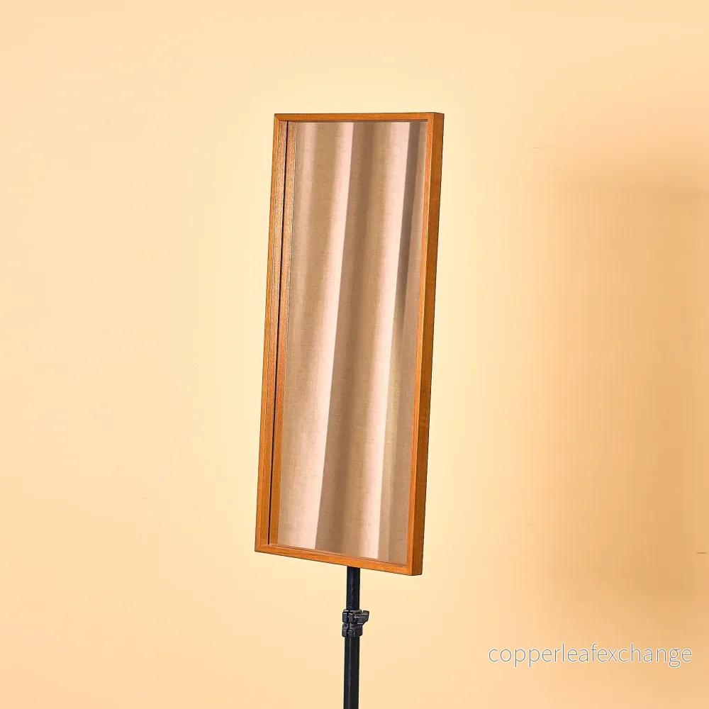Mellansekelsk spegel i teak Mellansekelsk spegel i teak