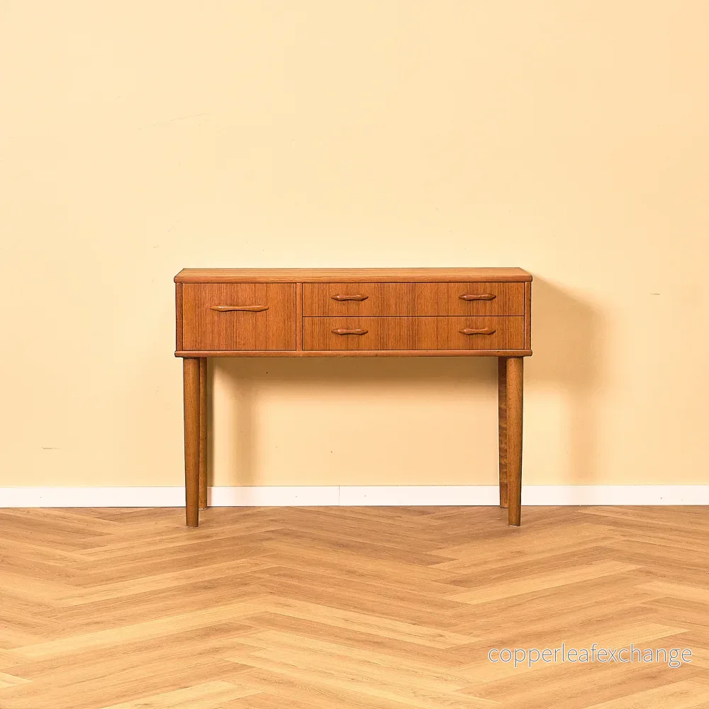 Svenskt sidobord i teak och ek Svenskt sidobord i teak och ek