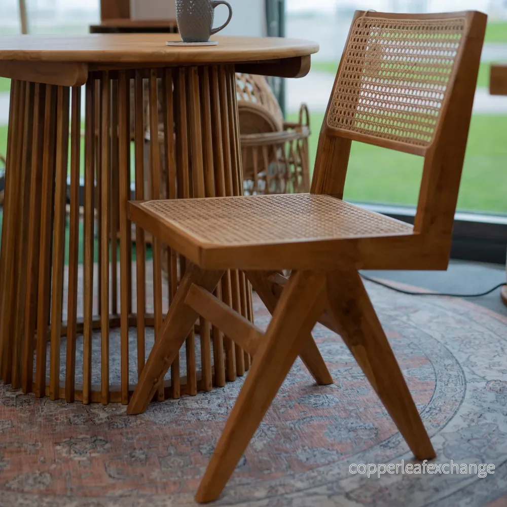 Eiffel Matstol i Teak med Naturflätad Sits – Elegant Trädgårdsstol