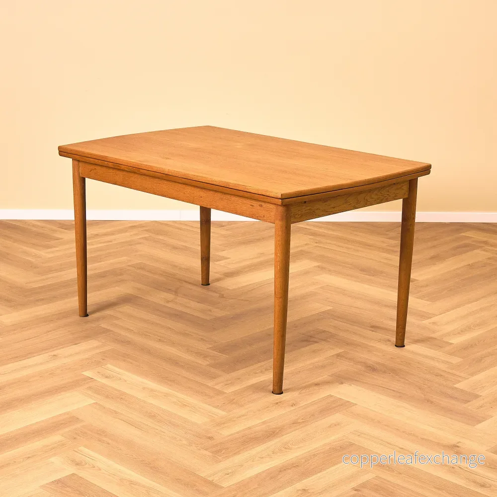 Danskt matbord i teak och ek