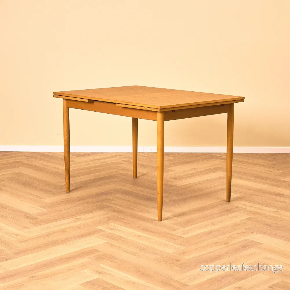 Svenskt matbord i teak av Edsbyverken
