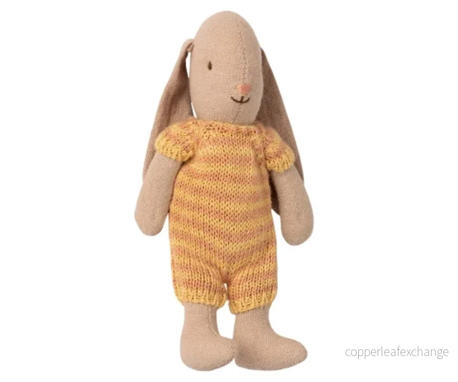 Maileg – Kanin baby micro, bunny i randig stickad jumpsuit, gul Maileg – Kanin baby micro, bunny i randig stickad jumpsuit, gul