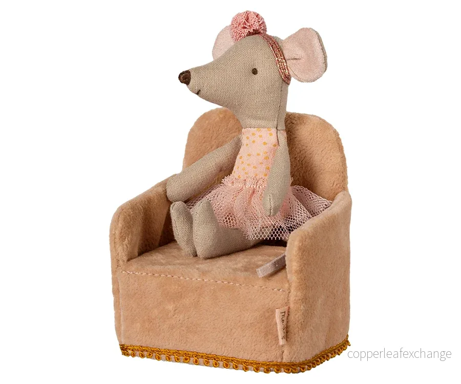Maileg – Beige fåtölj i miniatyr till möss, stol puder med guldig detalj - Bild 2