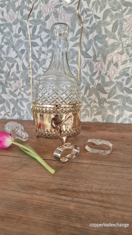 Vinkaraff i glas med hållare