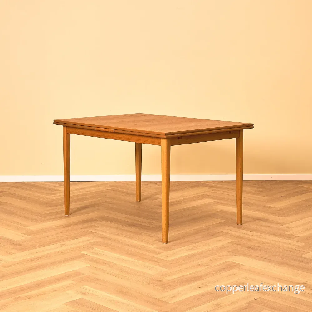 Danskt rektangulärt matbord i teak och bok Danskt rektangulärt matbord i teak och bok