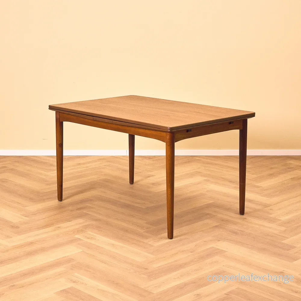 Danskt matbord i teak och ek