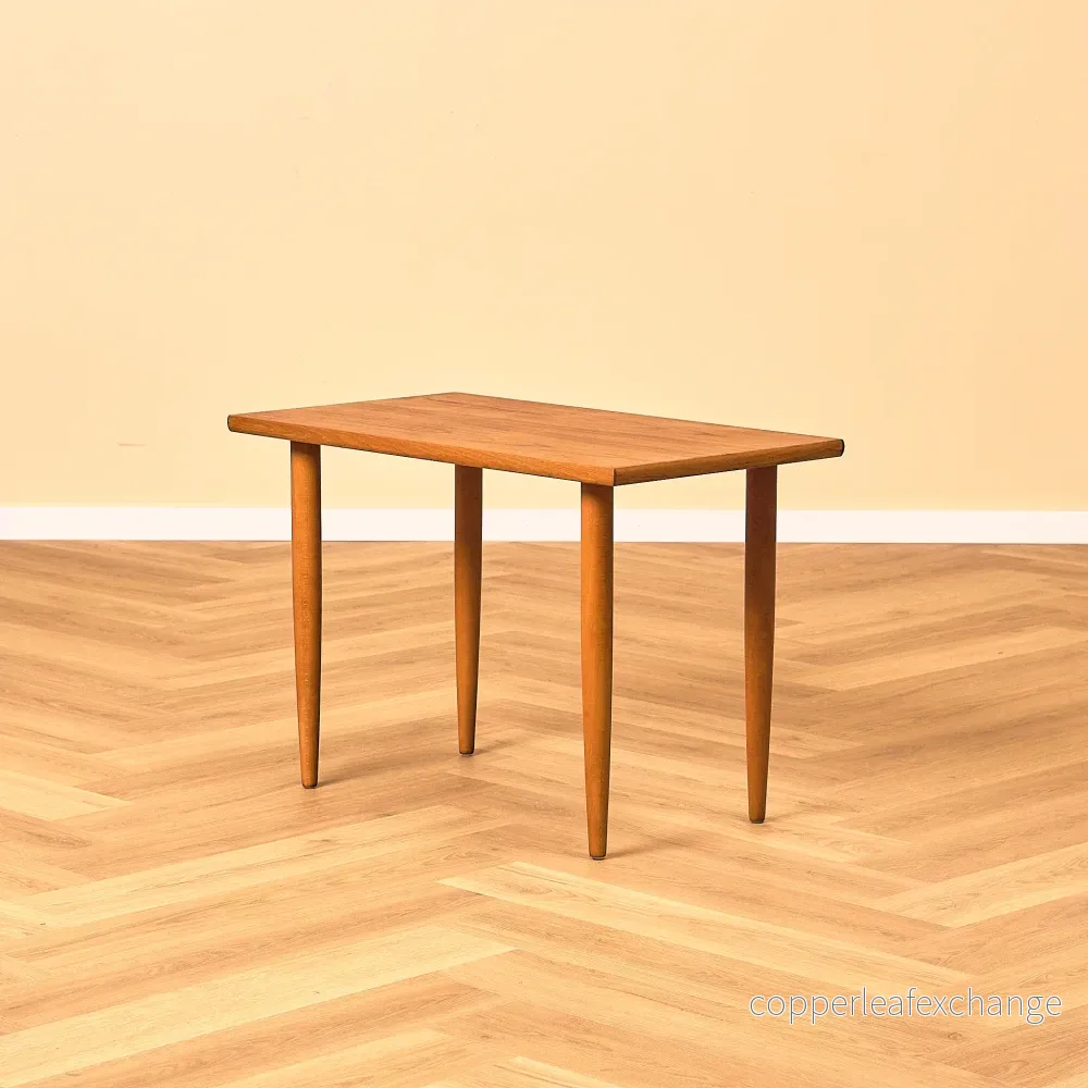 Svenskt sidobord i teak och bok Svenskt sidobord i teak och bok