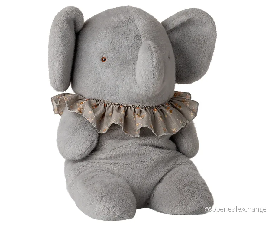 Maileg – Elefant i plysch, storlek stor och färg grå/blå med blommig krage