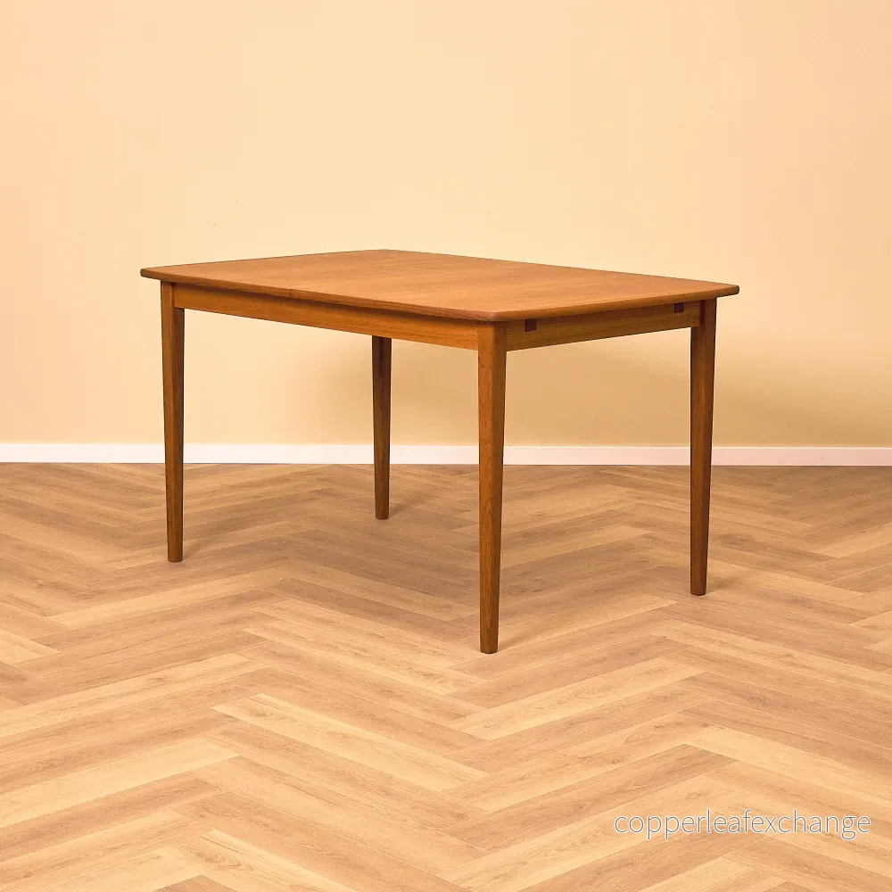 Svenskt rektangulärt matbord i teak Svenskt rektangulärt matbord i teak