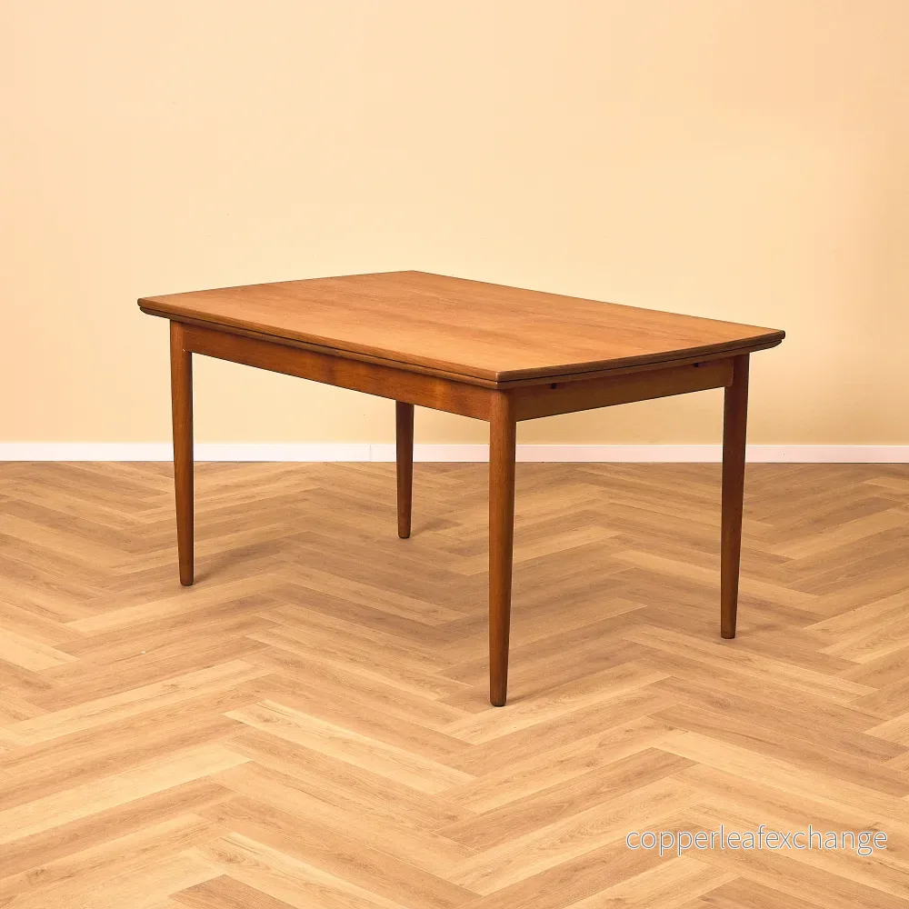 Danskt rektangulärt matbord i teak Danskt rektangulärt matbord i teak