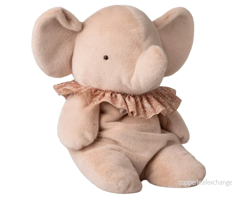 Maileg – Elefant i plysch, storlek stor och färg powder / rosa med blommig krage Maileg – Elefant i plysch, storlek stor och färg powder / rosa med blommig krage