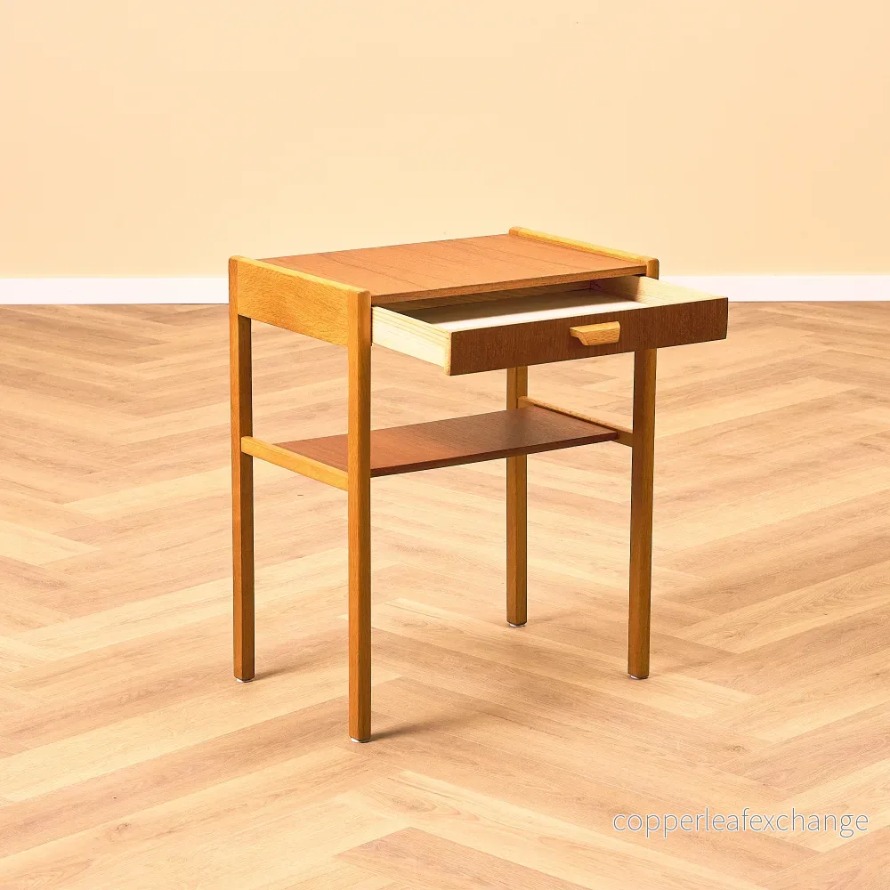 Svenskt nattduksbord i teak och ek - Bild 2