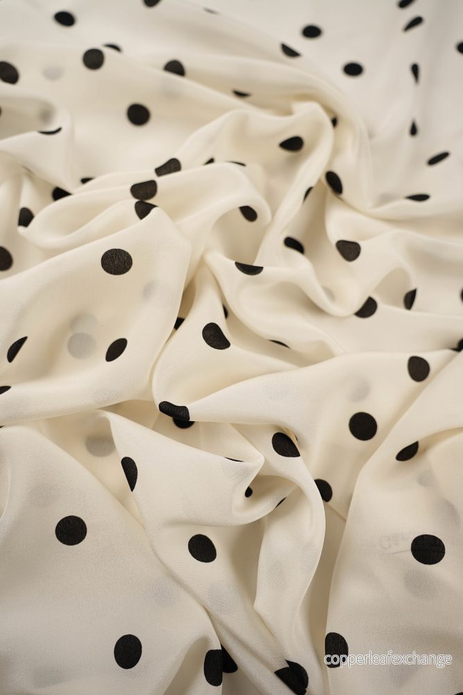 Made by Gårda Textil – Silk – Crêpe de Chine – Light – Dotted White Made by Gårda Textil – Silk – Crêpe de Chine – Light – Dotted White