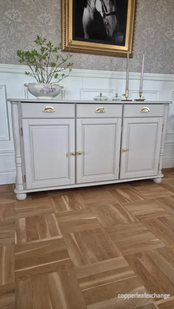 Brun/beige äldre skänk Brun/beige äldre skänk