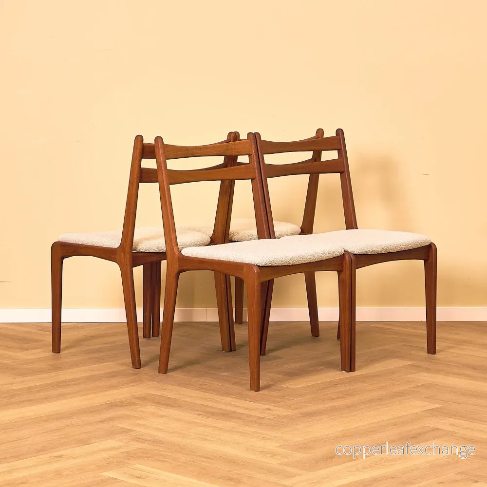 Danskt set med 4 matstolar i teak