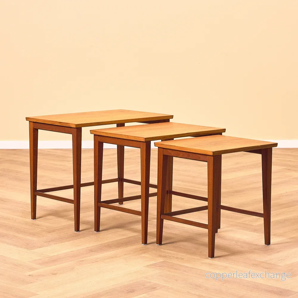 Danskt sats med nästlade bord i teak