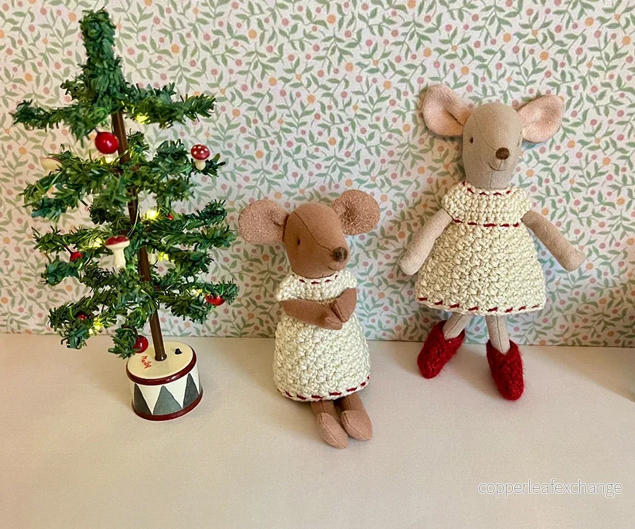Miniatyr – Virkad julklänning till storasyster mus, vit klänning med röda detaljer Miniatyr – Virkad julklänning till storasyster mus, vit klänning med röda detaljer