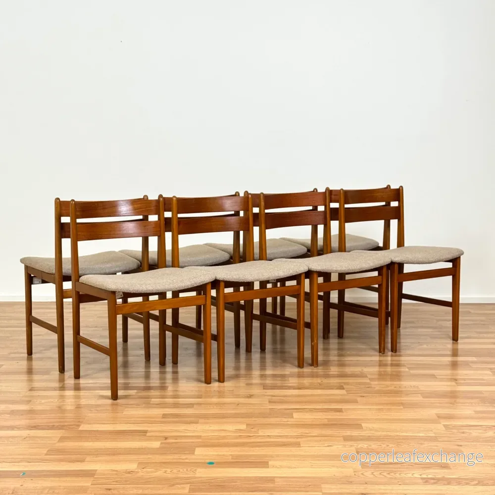 Set med 8 matstolar i teak och bok, 1950-60-tal, Danmark