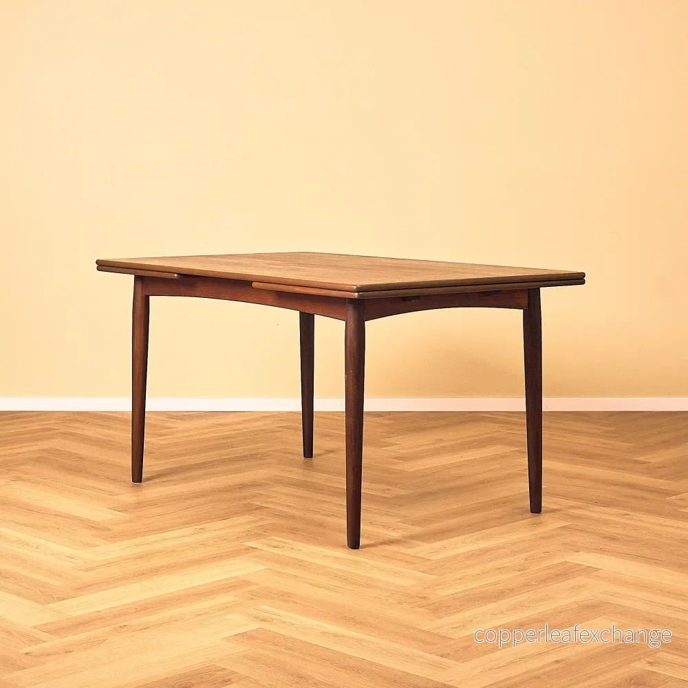 Danskt matbord i teak och valnöt