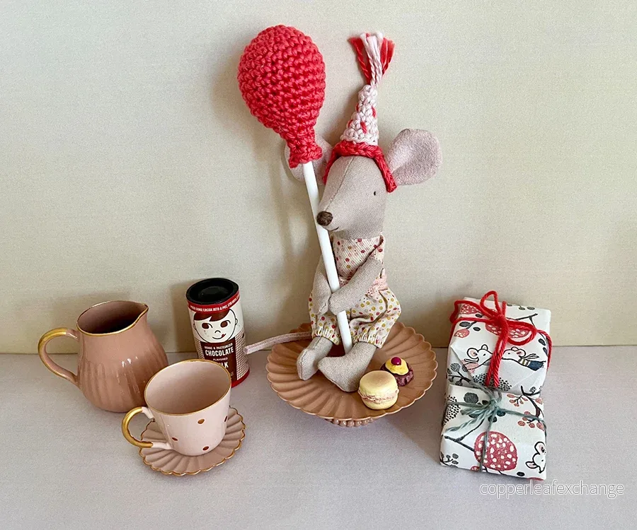 Miniatyr – Virkad ballong och partyhatt till lillasyster/ lillebror mus