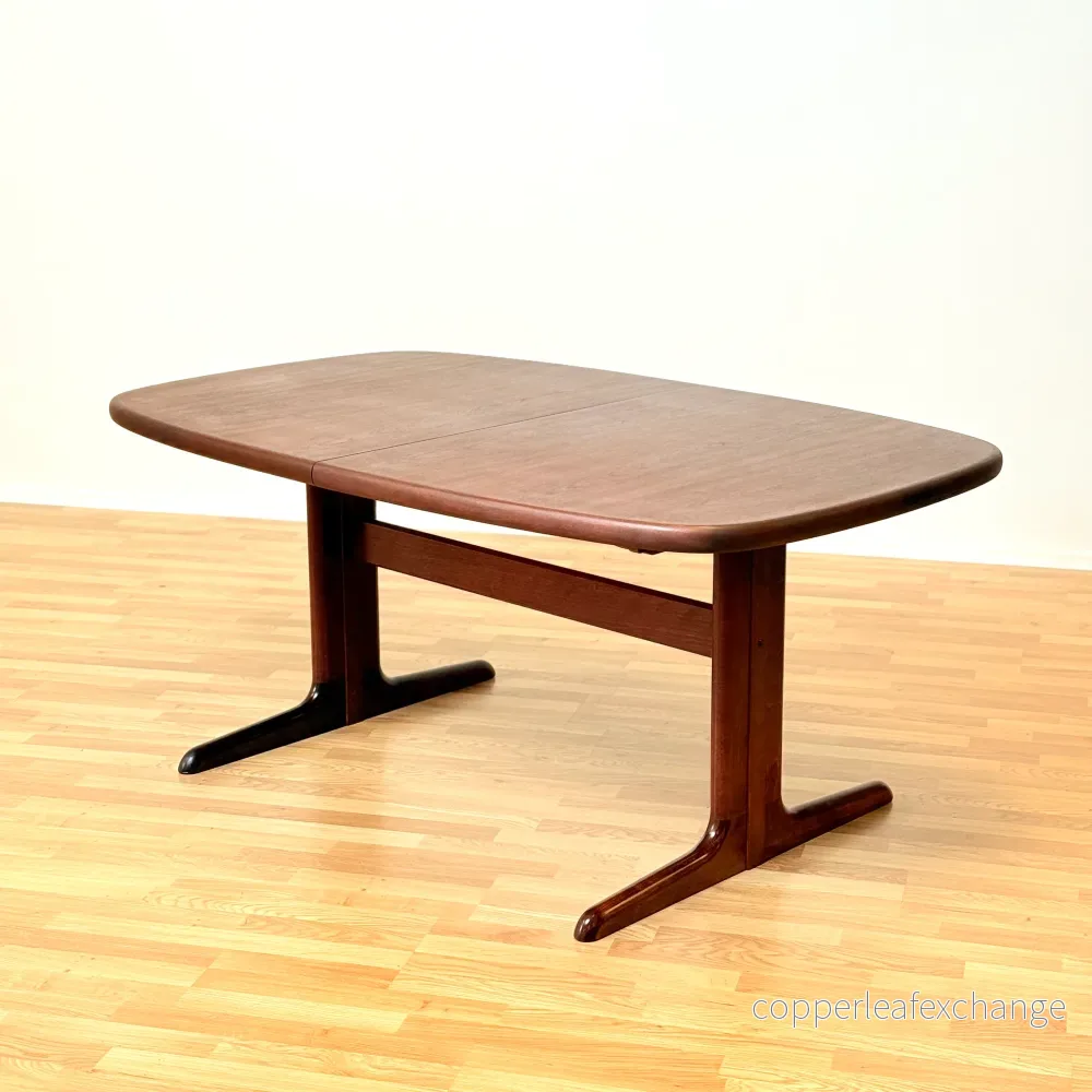 Dansk oval matbord i mahogny från Skovby Møbelfabrik Dansk oval matbord i mahogny från Skovby Møbelfabrik