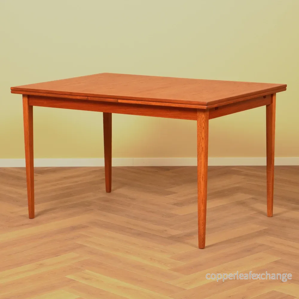 Svenskt matbord i teak och ek Svenskt matbord i teak och ek