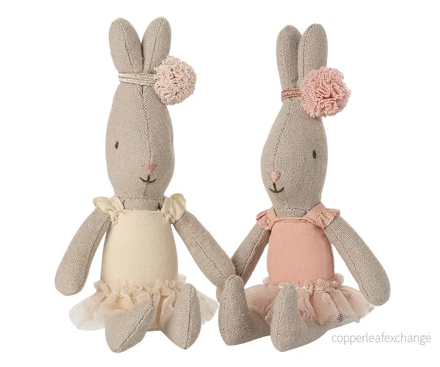Maileg – Kanin micro ballerina med hårband, ballerinadräkt med tyllkjol, babykanin rosa - Bild 2