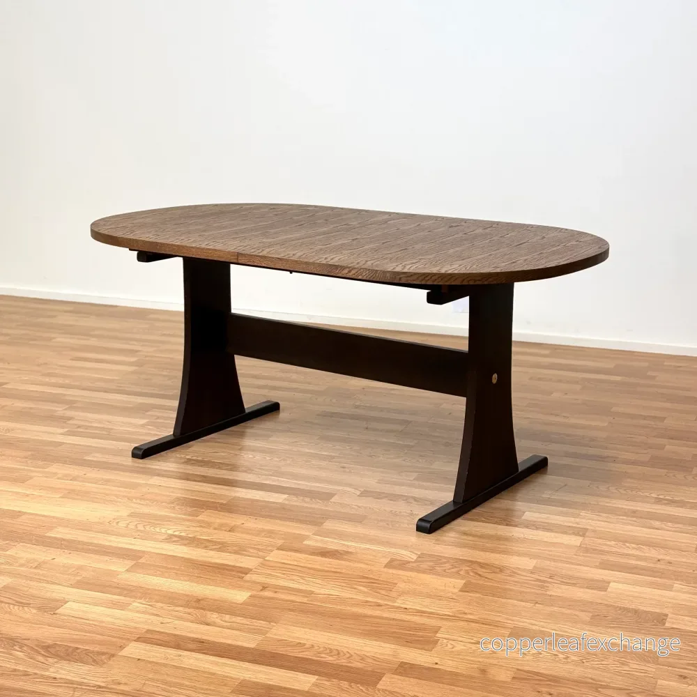 Dansk oval matbord i ek