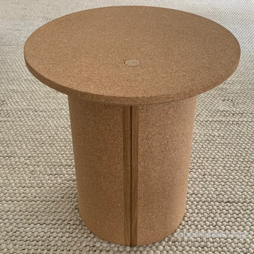 &cirkulär® pelarbord i kork natur & ek natur, med hål och plugg i ek. H=50 cm. D= 45 cm. &cirkulär® pelarbord i kork natur & ek natur, med hål och plugg i ek. H=50 cm. D= 45 cm.