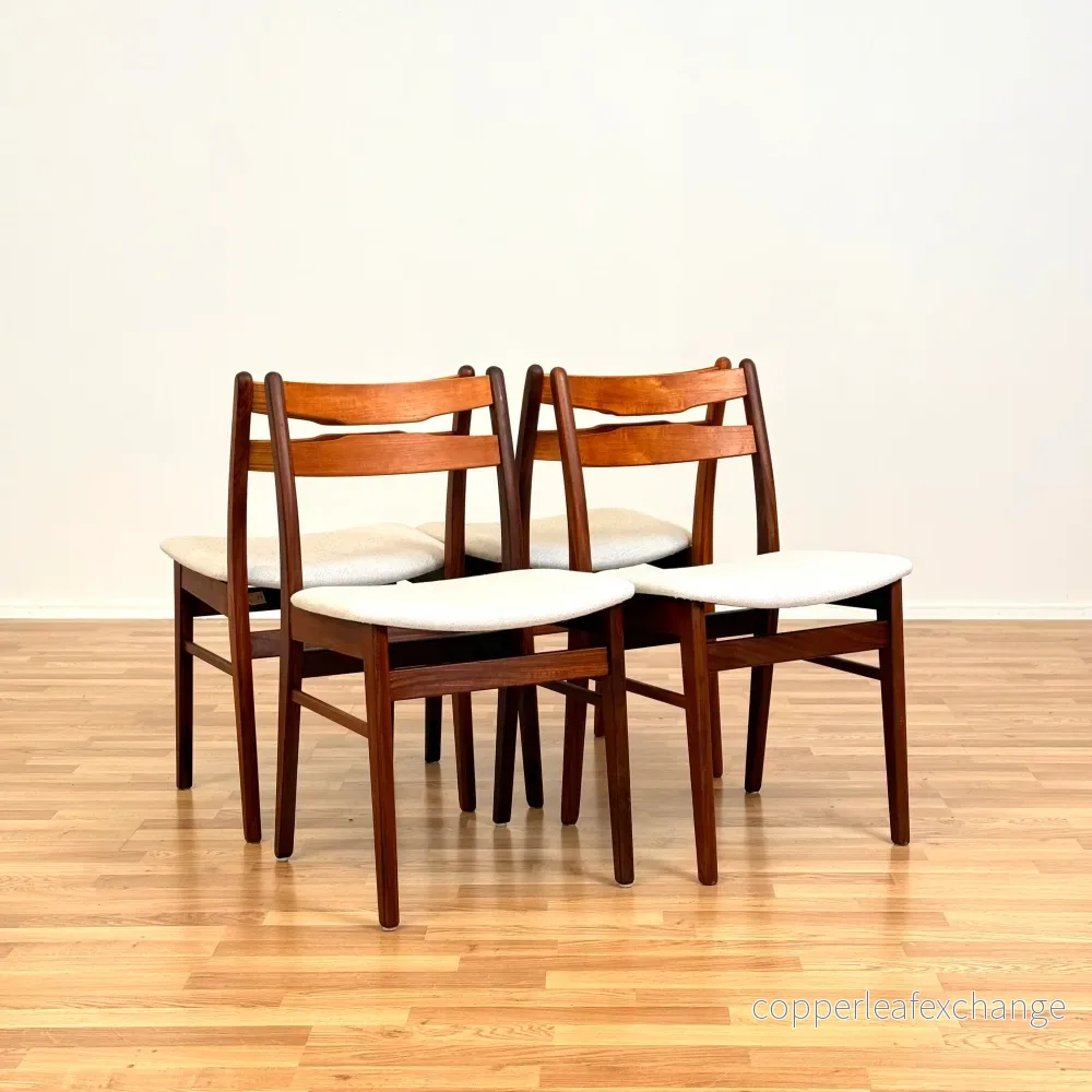 Danskt set med 6 matstolar i teak och valnöt av Findahl Danskt set med 6 matstolar i teak och valnöt av Findahl