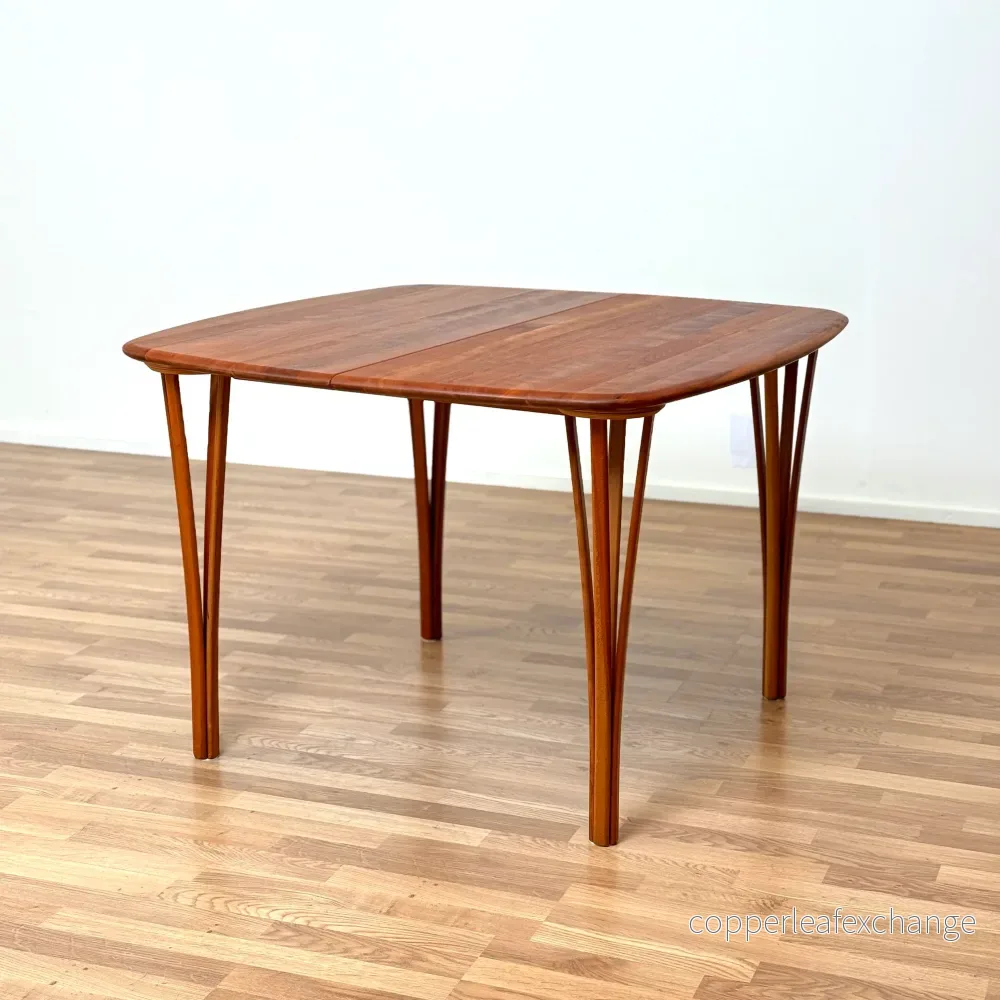 Matbord "Timeless" i ek från Haslev Møbelsnedkeri, 1990-tal, Danmark
