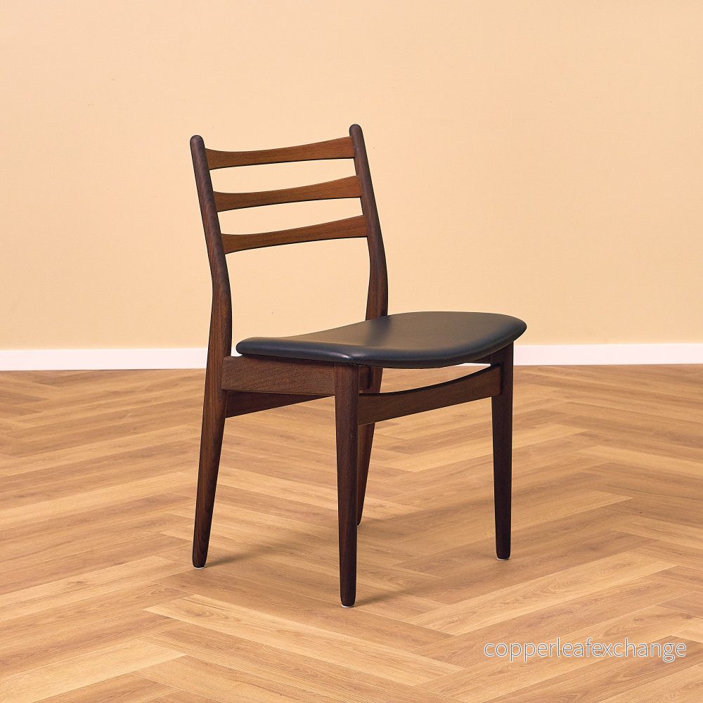 Danskt set med 4 matstolar i teak och valnöt - Bild 2