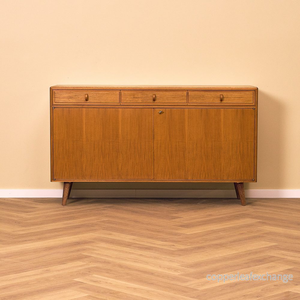 Svenskt sideboard i valnöt av Bertil Fridhagen för Bodafors, modell 'Fasett'