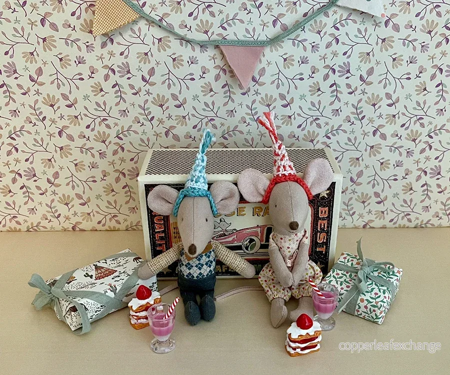 Miniatyr – Virkade partyhattar till lillasyster/ lillebror mus, hattar 2-pack