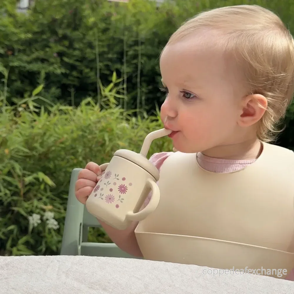 Spillfri silikonmugg med handtag – Sandshell Flowers - Bild 2