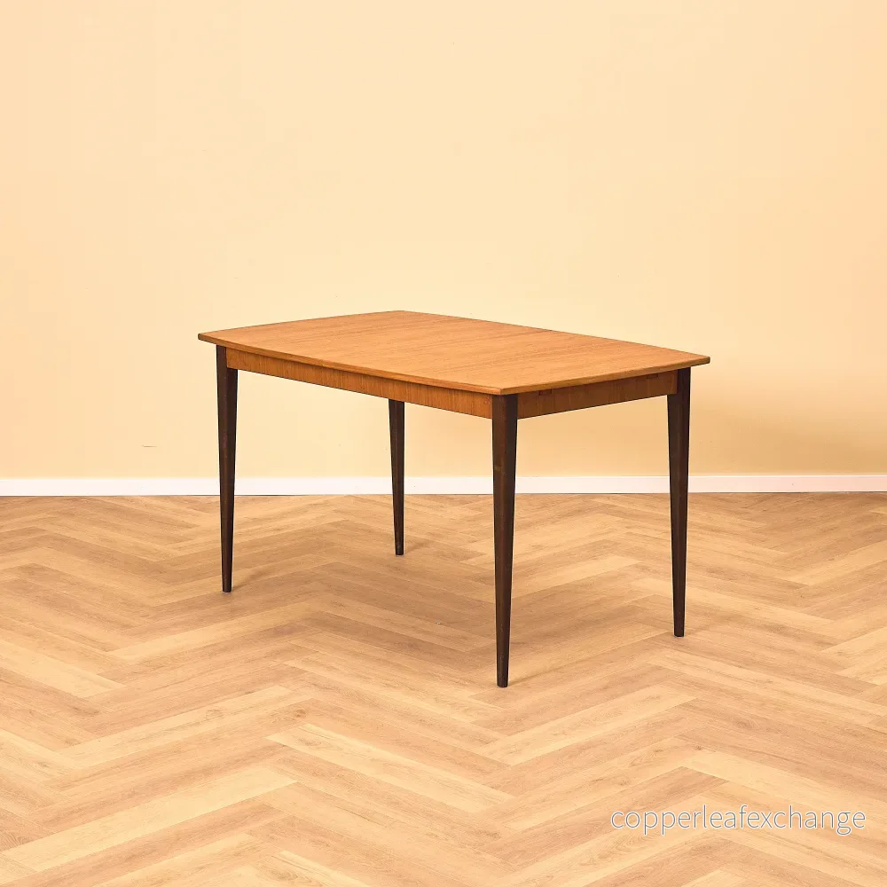 Svenskt matbord i teak och bok Svenskt matbord i teak och bok