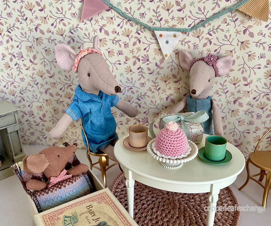 Miniatyr – Virkat hårband till storasyster mus med blomma, finns i flera olika färger Miniatyr – Virkat hårband till storasyster mus med blomma, finns i flera olika färger
