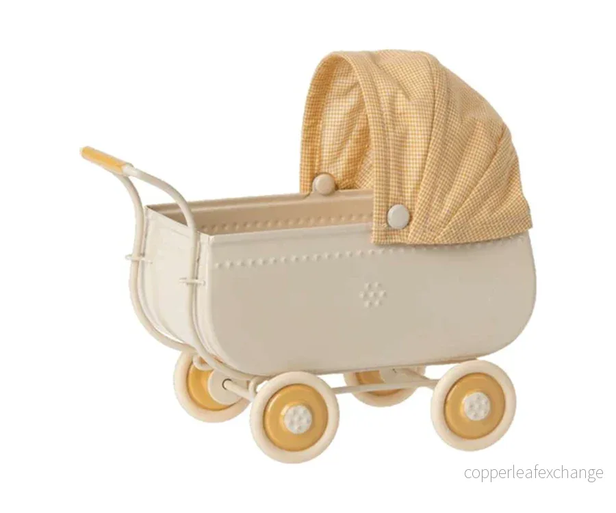 Maileg – Barnvagn micro, gul vagn med vintagelook för möss, kaniner och teddy