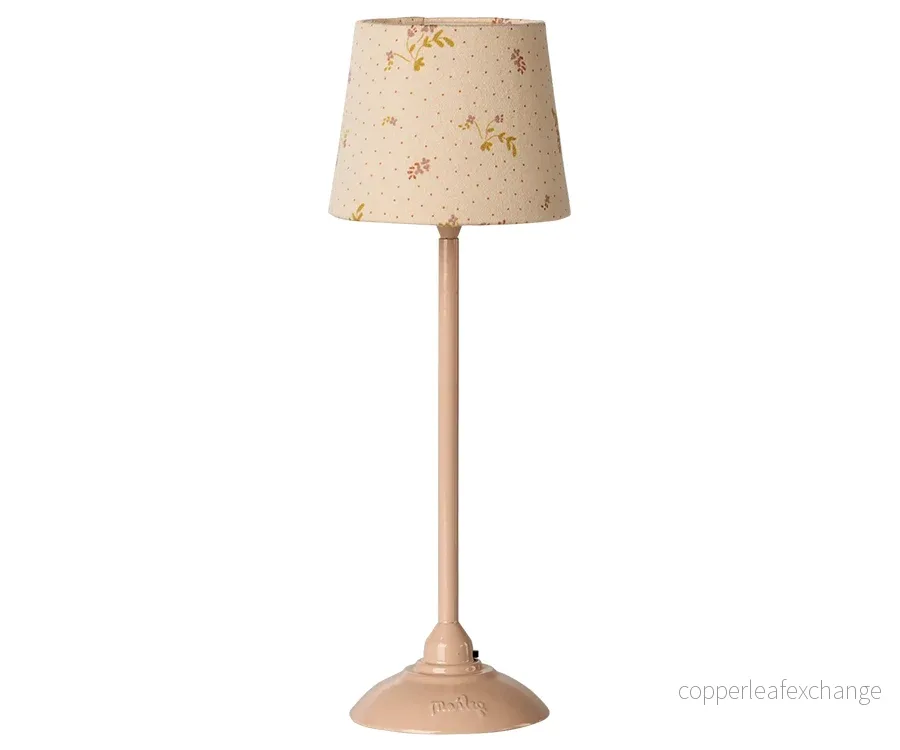 Maileg – Lampa större, miniatyr golvlampa i powder rosa med blommig skärm, till dockhus