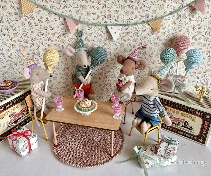 Miniatyr – Virkade partyhattar till lillasyster/ lillebror mus, hattar 2-pack - Bild 3