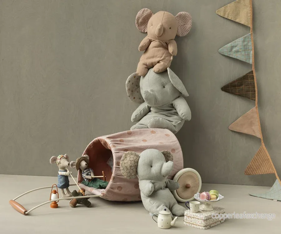 Maileg – Brasa set med ved i miniatyr med grillpinnar, stockar, korvar och marshmallows - Bild 2