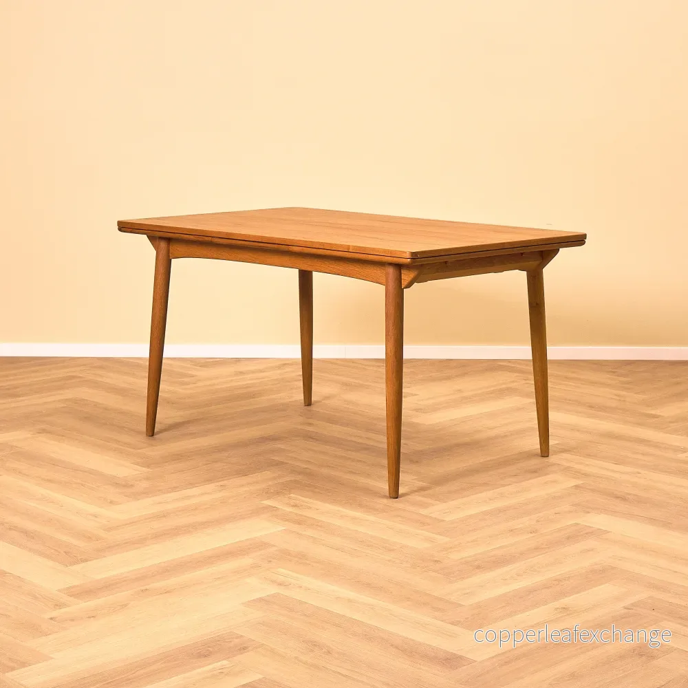 Danskt matbord i teak och ek Danskt matbord i teak och ek