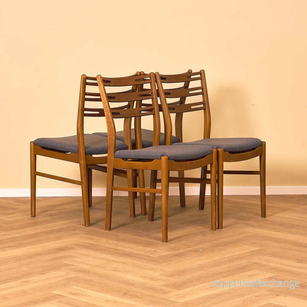 Danskt set med 4 matstolar "modell 219" i teak & bok från Farstrup