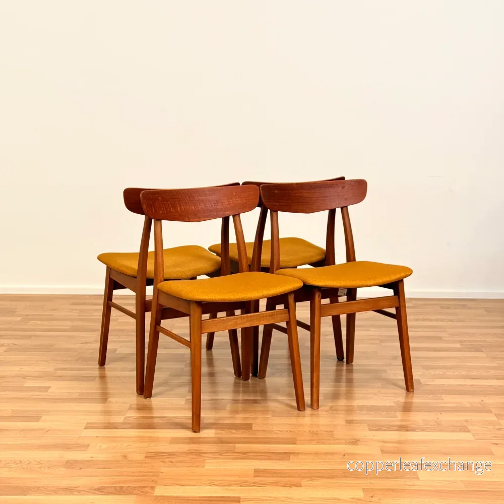 Danskt set om 4 matstolar i teak & bok av Findahl