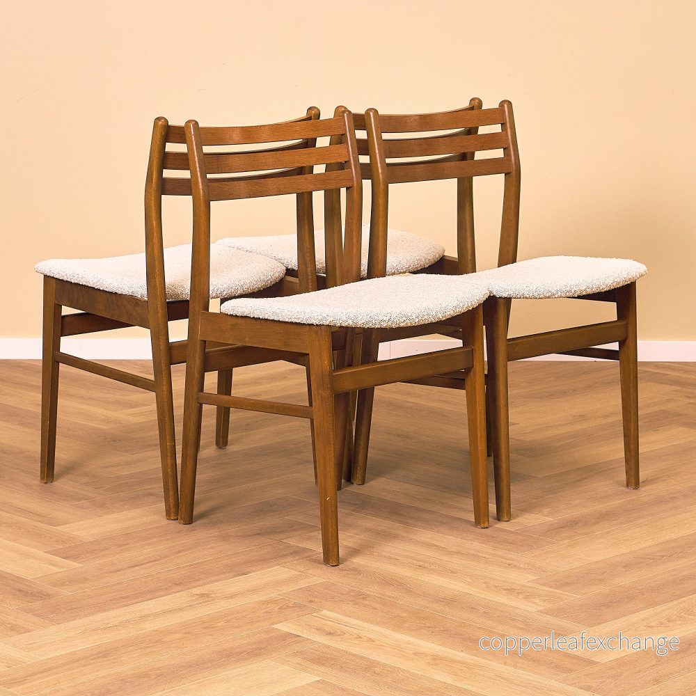 Danskt set med 4 matstolar i teak och bok från Sax Møbler Danskt set med 4 matstolar i teak och bok från Sax Møbler