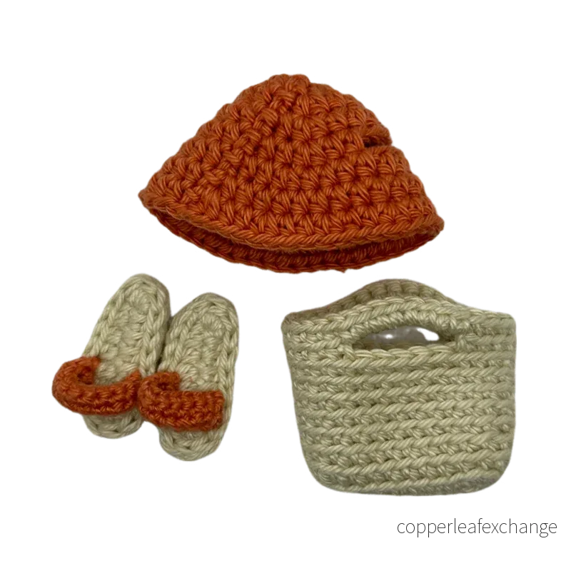 Miniatyr – Set med hatt, skor och strandväska för mamma och pappa mus - Bild 3