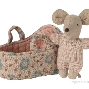 Maileg – Baby mus rose i rosa kläder med blommig babylift / bärsäng