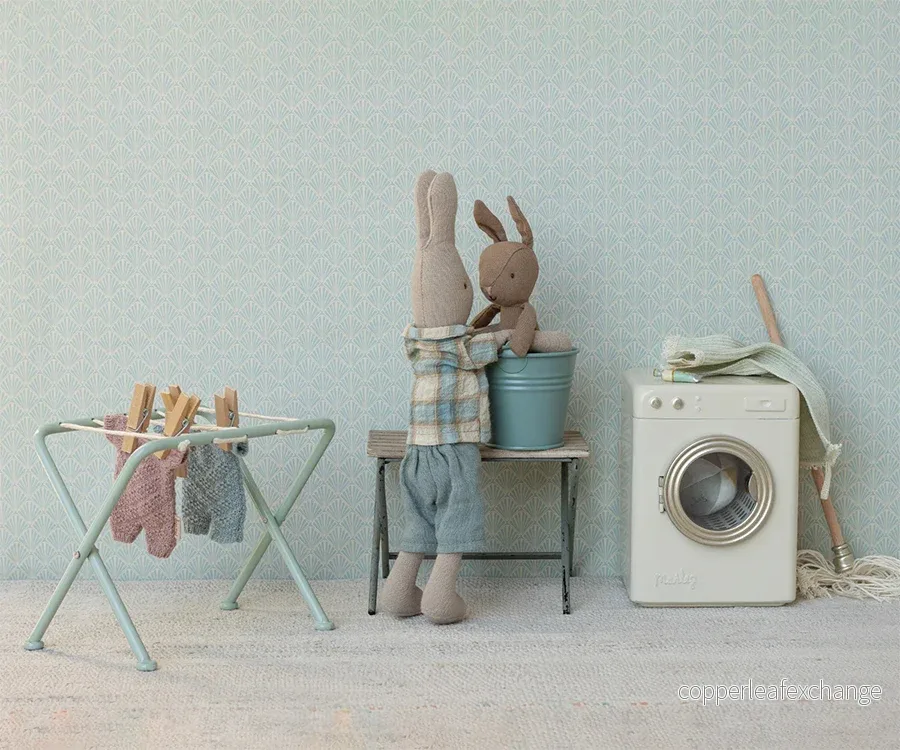 Maileg – Stickad blå dräkt till bunny, kläder blå för kanin i storlek micro - Bild 2