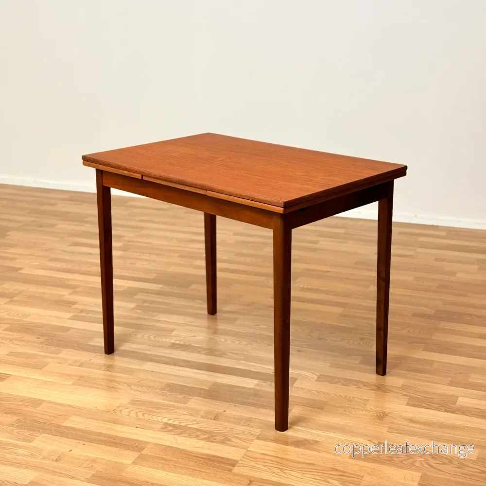 Litet danskt rektangulärt matbord i teak Litet danskt rektangulärt matbord i teak